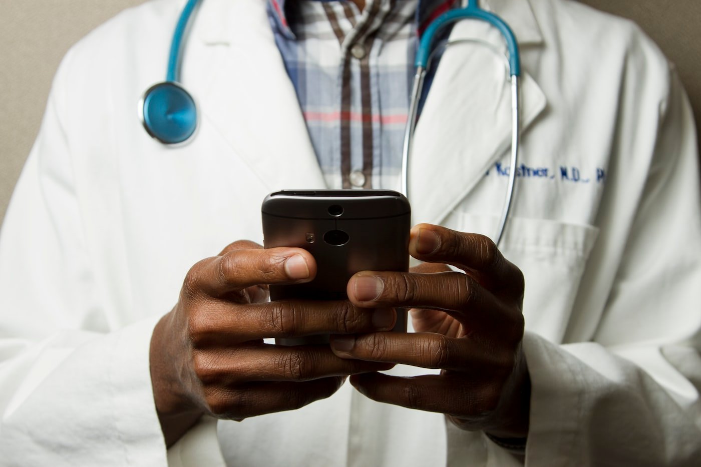 Profesional de la salud revisando información de un paciente