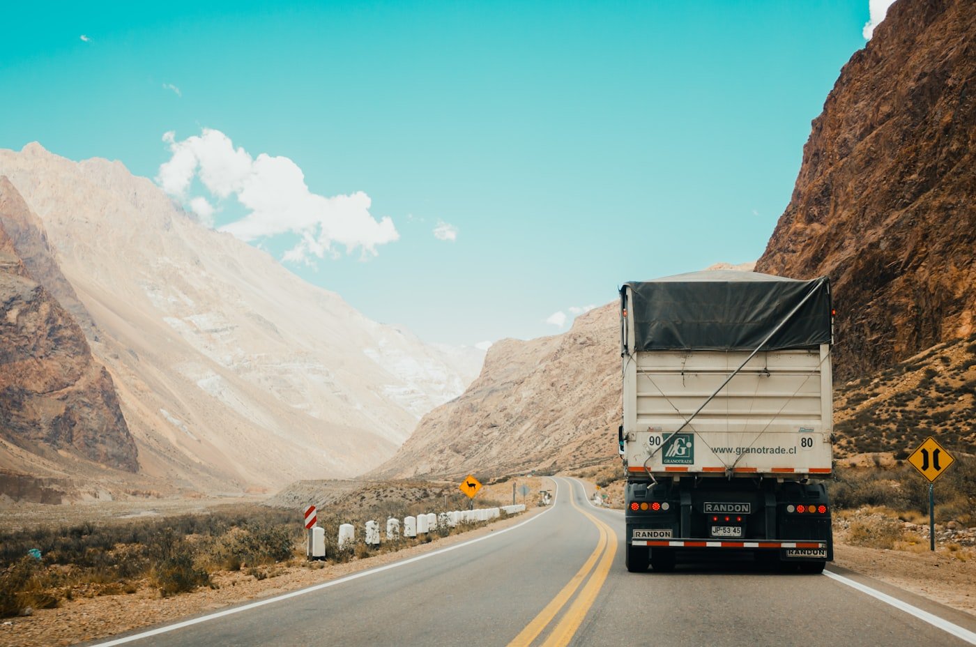 Camión de carga circulando por una autopista en plena operación logística